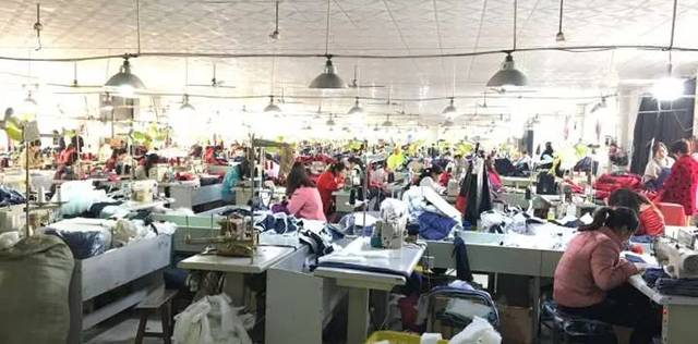 淮陰區(qū)袁集服裝廠生產(chǎn)旺季,吳靜、倪春曉一行人怎樣讓一車間的員工都做了這樣一件事?