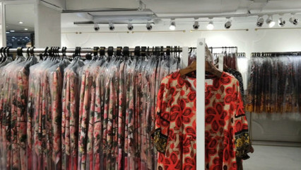 做服裝批發(fā)的華姐把淡季做成旺季,每隔兩天就去工廠(chǎng)進(jìn)真絲服裝