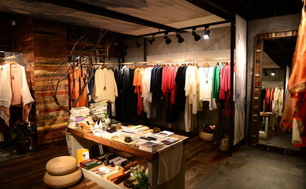 開(kāi)店篇,找服裝加盟商要小心是炒貨的,貨檔不穩(wěn)定